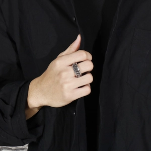 Retro stainless steel spinner ring with rotatable chain texture for men shown on finger