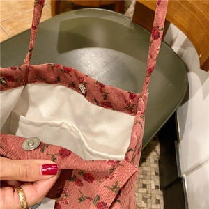 Detalle del bolso tote de pana rosa con flores, forro blanco y cierre magnético de presión