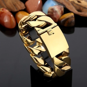 Chunky 18k gold plated stainless steel Cuban link bracelet for men on reflective base
