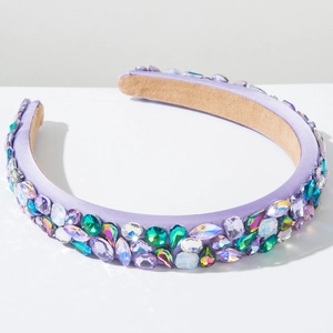 Détail d'un serre-tête en satin lilas orné de strass colorés en verre brillant