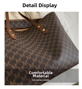 Dettaglio della trama monogramma marrone scuro e dei rivetti del manico della borsa