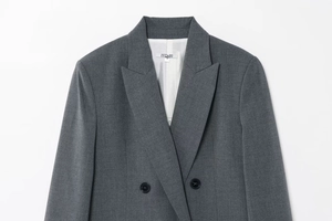 Détail d'un blazer croisé gris avec épaulettes et texture en laine fine