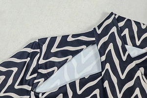 Détail de l'encolure croisée dos nu avec motif géométrique ondulé noir et blanc