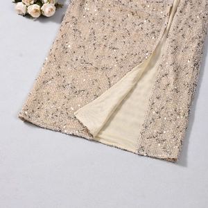 Dettaglio gonna di paillettes oro champagne con spacco laterale e fodera liscia