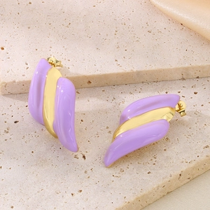 Détail de rayures en émail lavande sur boucles d'oreilles dorées 18K avec texture ondulée