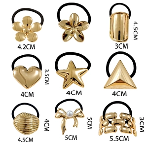 Detailliertes Gitter mit 9 Punk-Haargummis aus Goldmetall in verschiedenen Geometrieformen