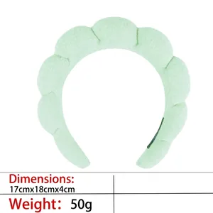 Detail of light green floral plush headband with 17x18x4cm dimensions and 50g weight