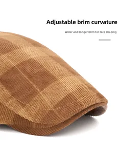 Détail d'une casquette plate en velours côtelé marron à large bord pliable et texture