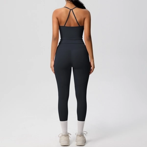 Vue arrière d'un ensemble de yoga noir avec brassière croisée et legging taille haute