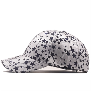 Casquette de baseball à motif d'étoiles bleu marine sur tissu gris, vue latérale
