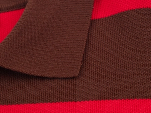 Détail de la texture en maille et du col rayé de ce pull polo décontracté pour femmes