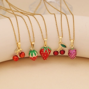 Charmants colliers en acier inoxydable doré avec pendentifs fraises et cerises