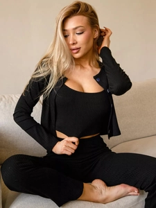 Détail de la texture noire du pyjama en maille côtelée montrant le tissu doux élastique