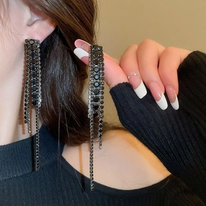 Boucles d'oreilles longues à pampilles noires en zircone pour un look de luxe
