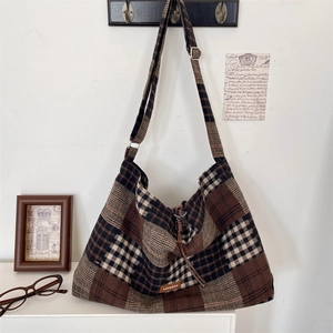 Dettaglio della borsa tote patchwork a quadri vintage con etichetta in pelle e tessuto