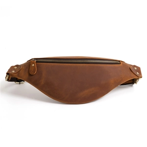 Détails du sac ceinture en cuir marron avec fermetures éclair et anneaux en D robustes