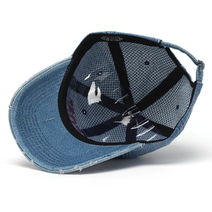 Casquette de baseball en jean bleu clair délavé avec broderie 3D et bords usés vintage