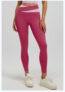 Detalle de los pantalones de yoga de talle alto con cintura cruzada en V y ribete rosa