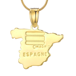 Primo piano della collana con mappa della Spagna placcata oro 18K e incisioni