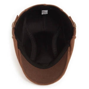 Béret marron en daim synthétique montrant la doublure noire et l'étiquette d'entretien