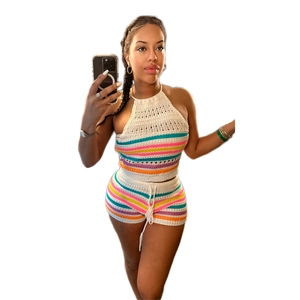 Dettaglio del set due pezzi all'uncinetto a righe colorate con top a fascia e pantaloncini