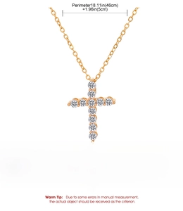Detailoverzicht van de gouden kruis hanger met de 46 cm ketting en de 5 cm verlengketting