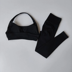Vista piatta di un set sportivo a costine con reggiseno a vogatore e leggings a vita alta