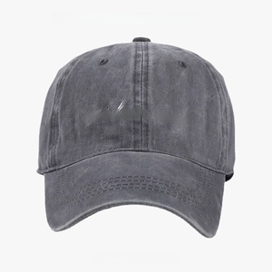 Détail de la broderie blanche bad hair day sur la casquette en coton lavé gris