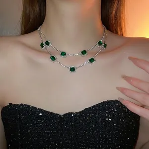 Elegantes silbernes Doppelhalsketten-Set mit quadratischen grünen Edelsteinen und Zirkon