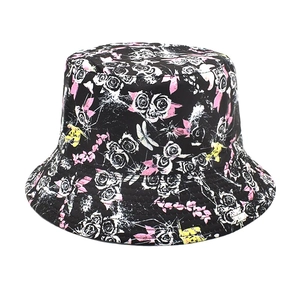 Vue détaillée du bob noir avec imprimé gothique de roses et papillons en toile robuste