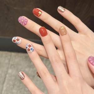 Handgefertigte Kunstnägel mit 3D-Blumen und Goldfolie für einen eleganten Look