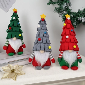 Tre gnomi natalizi in rosso, grigio e verde con cappelli stellati su tavola festiva