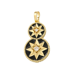 Pendente bussola dorato con stella in smalto nero e intarsio di perle su sfondo bianco