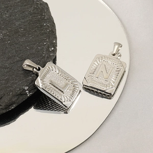 Pendentifs rectangulaires L et N en acier titane 18K argenté sur miroir