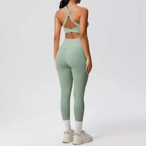 Vista trasera de un conjunto de sujetador deportivo verde menta y leggings de yoga