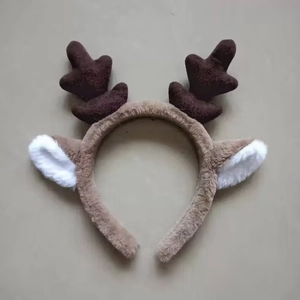 Détail du serre-tête bois de renne en peluche avec fourrure douce marron et blanche