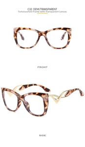 Detail von Cateye-Brillen in Schildpatt-Optik mit goldenen V-Bügeln und klaren Gläsern