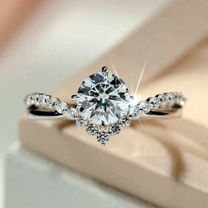 Elegant silver crown V-shaped engagement ring with round cut diamond and twisted pavé band