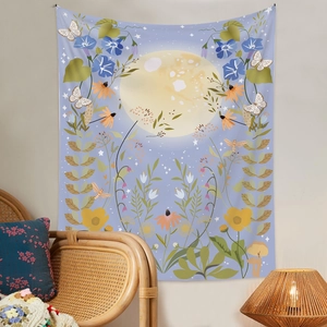 Détail d'une tapisserie bohème lune et fleurs suspendue dans un intérieur chaleureux