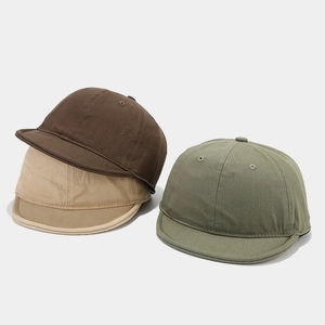Tre berretti vintage a tesa corta nei colori caffè, kaki e verde militare lavato