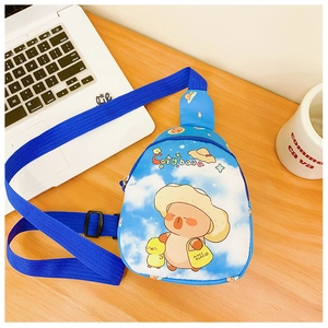 Sac de poitrine bleu pour enfants avec imprimé capybara posé à plat sur un bureau