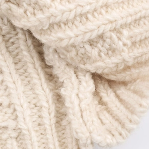 Schicker cremefarbener Strickcardigan mit Zopfmuster und strukturierter Wolle