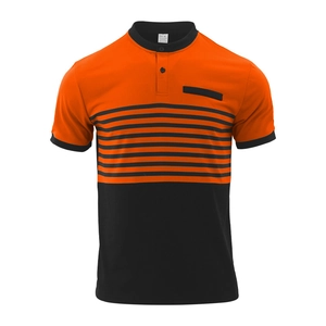 Détail du polo bicolore orange et noir avec poche de poitrine à rayures