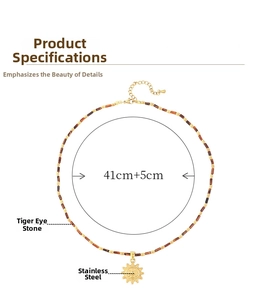 Détail du collier de perles en œil de tigre avec un pendentif soleil doré
