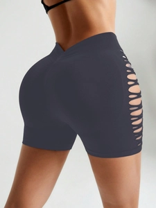 Gros plan sur le short de fitness à taille haute avec découpe latérale et effet liftant