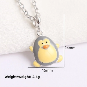 Vue détaillée du pendentif pingouin coloré avec dimensions 24mm x 15mm et poids 2,4g