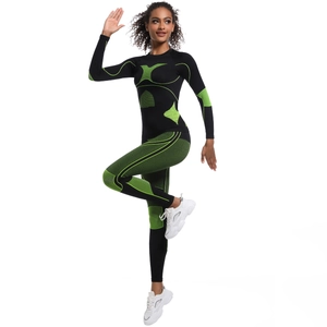 Détail de l'ensemble de yoga sans couture noir et vert montrant la texture du tissu élastique