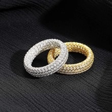 Dettaglio di anelli hip hop in oro e argento con zirconi AAA in esposizione sovrapposta
