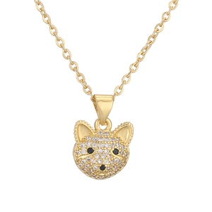 Détail d'un pendentif renard doré avec strass scintillants et une chaîne à maillons fins