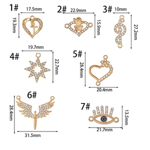 Specifiche dettagliate delle dimensioni per ciondoli dorati con strass a cuore e stella